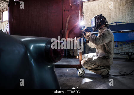 Mechaniker Arbeiten am Fahrzeug ein Teil in der Werkstatt Stockfoto