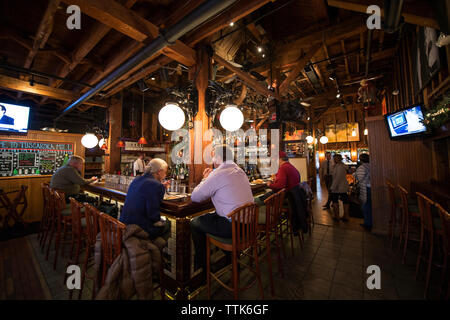 UNITED STATES - Dezember 17, 2015: Tuscarora Mill Restaurant, auch bekannt als "Tuskies" in der Innenstadt von Leesburg, Virginia an den Markt Station ist für den Satz Stockfoto