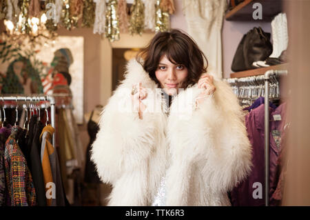 Porträt der jungen Frau mit Pelzmantel im Boutique Stockfoto