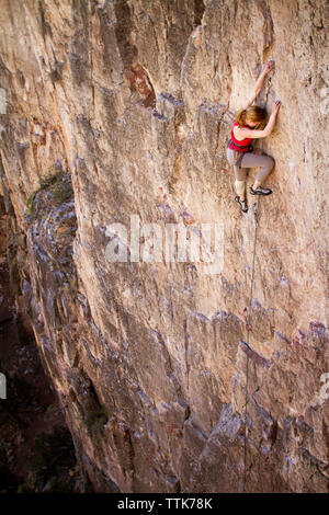 Seitenansicht der Frau klettern Berg Stockfoto