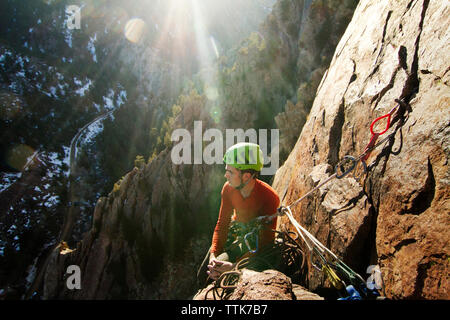 Der Mensch auf der Suche beim Klettern Rock Mountain an einem sonnigen Tag Stockfoto