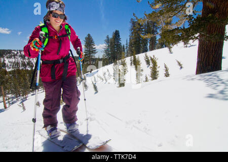 Skifahrerin gehen auf Schnee Stockfoto