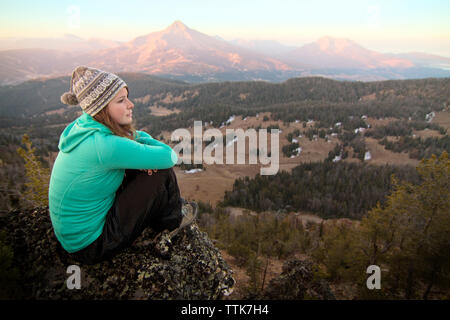 Frau sitzt auf der Berg gegen Sky Stockfoto