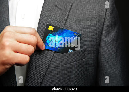 Mann die Kreditkarte in der Tasche Stockfoto