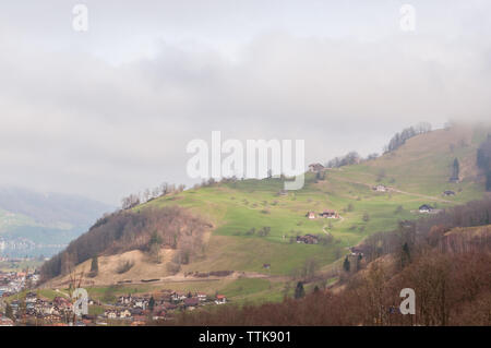 Ein Panoramablick auf die Landschaft von Brienz mit Blick auf den Brienzersee und die Alpen mit dem schneebedeckten Gipfel auf einem Februar winter Morgen. Die kleinen Dörfer der Schweiz Stockfoto