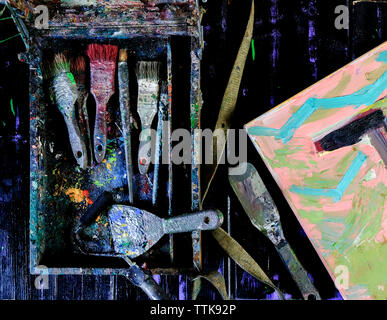 Ansicht von oben der unordentlichen Lackieranlage in schmutzigen Container auf Tisch Stockfoto