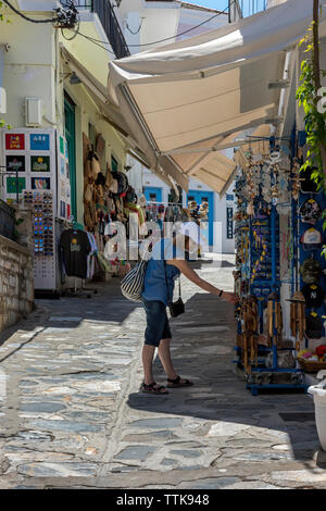 Geschäfte im Zentrum der Stadt Skopelos, Nördliche Sporaden Griechenland. Stockfoto