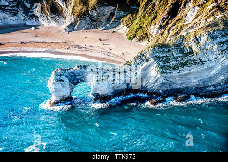 Durdle Door, Dorset. Ariel Schuß vom Meer aus. Stockfoto