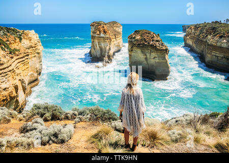 Hohe Betrachtungswinkel und der Frau im Blick auf Loch Ard Gorge gegen klaren Himmel Stockfoto