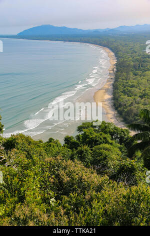 Wunderschöne Aussicht auf sabandar Strand von Rasa Ria, Kota Kinabalu, Sabah, Malaysia Stockfoto