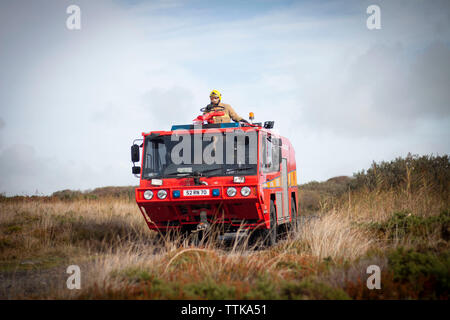 Fire Truck geschickt aus, um einen Brand zu legen. Stockfoto