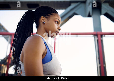 Seitenansicht der selbstbewusste Frau auf der Brücke Stockfoto
