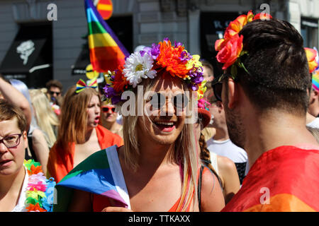 Mann mit Lorbeerkranz auf dem Kopf teilnehmenden Helsinki Pride Parade 2016 in Helsinki, Finnland Stockfoto