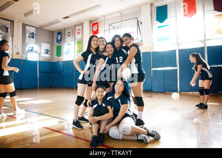 Glückliches Mädchen Mannschaft am Volleyballplatz Stockfoto