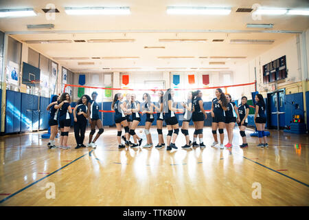 Weibliche Volleyballmannschaft am Hof genießen. Stockfoto