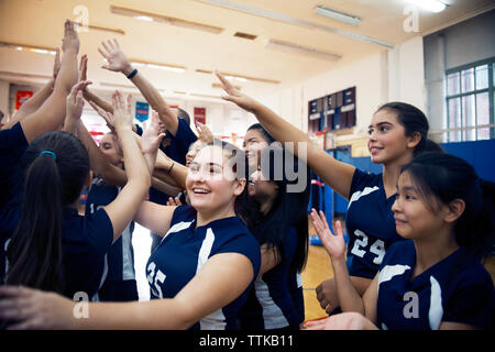 Volleyball Team am Hof genießen. Stockfoto