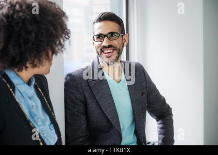 Gerne Unternehmer im Gespräch mit Kollege im Büro Stockfoto