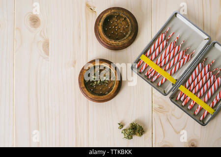 Ansicht von oben von Marihuana Gelenke mit Brecher auf Tisch Stockfoto