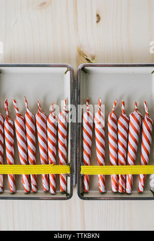 Ansicht von oben von Marihuana Gelenke in Container auf Tabelle angeordnet Stockfoto