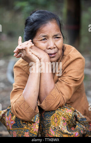 Die alte Frau im Dorf geschehen Khoun auf dem Nam Ou Fluss, in der Nähe von Nong Khiaw, Muang Ngoi Bezirk, Provinz Luang Prabang Laos, Laos, S Stockfoto