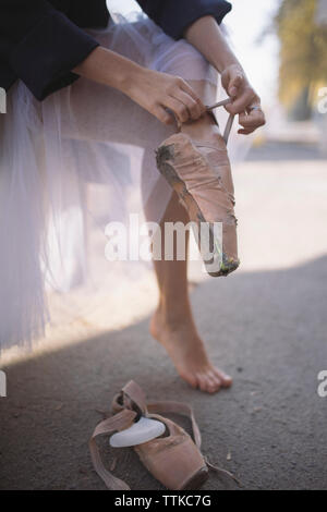 Untere Partie der Ballerina tragen zerrissene Ballett Schuhe auf der Straße in der Stadt Stockfoto