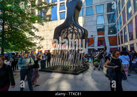 Menschenmassen rund um Hank Willis Thomas' "Alle Macht alle Menschen" in der Plaza der Afrika Center auf der Fifth Avenue am Rande von Harlem während der Museum Mile Festival am Dienstag, 11. Juni 2019. (© Richard B. Levine) Stockfoto