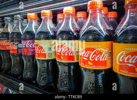 Flaschen verschiedener Aromen von Coca-Cola in einem Supermarkt Kühler in New York am Dienstag, 11. Juni 2019. (© Richard B. Levine) Stockfoto