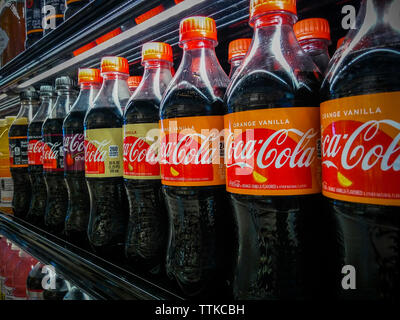 Flaschen verschiedener Aromen von Coca-Cola in einem Supermarkt Kühler in New York am Dienstag, 11. Juni 2019. (© Richard B. Levine) Stockfoto