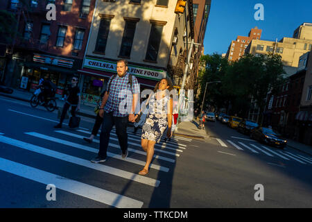 Ein paar Kreuze eine gefährliche Eighth Avenue Kreuzung in Chelsea in New York am Dienstag, 11. Juni 2019. (© Richard B. Levine) Stockfoto