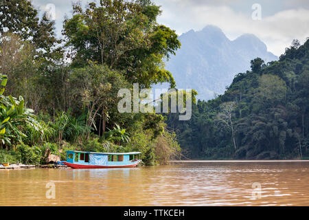 Blick entlang des Nam Ou Fluss im Dorf geschehen khoun am Nachmittag, Sonne, in der Nähe von Nong Khiaw, Muang Ngoi Bezirk, Provinz Luang Prabang Laos Stockfoto