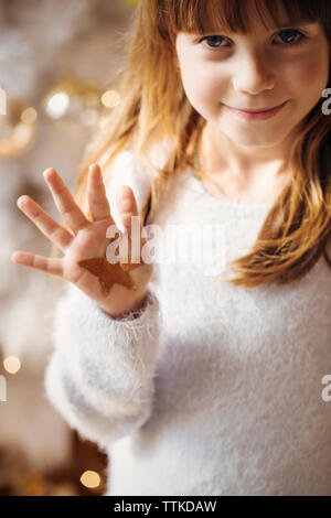 Portrait von Mädchen mit Stern Zeichnung auf dem Palm Stockfoto