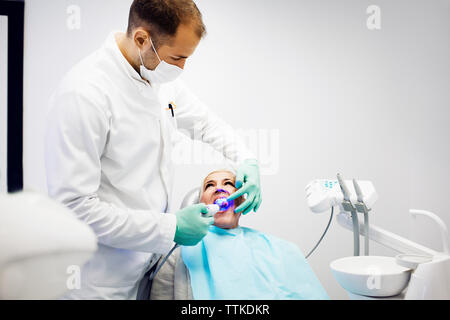 Zahnarzt, die Zähne des Patienten in Klinik untersuchen Stockfoto