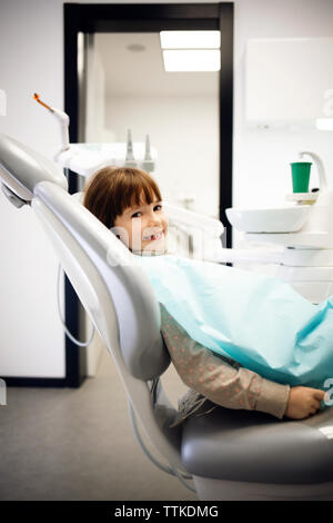 Porträt der lächelnde Mädchen sitzen auf dem Zahnarztstuhl an der Klinik Stockfoto