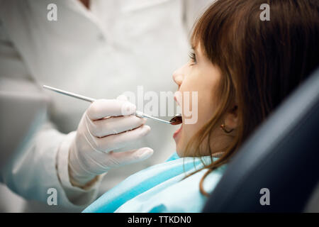 Mittelteil der Zahnarzt Prüfung Mädchen an der Klinik Stockfoto