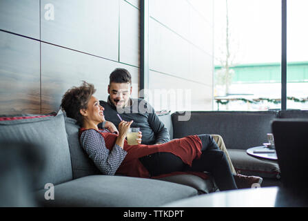 Happy business Paar entspannt auf einem Sofa im Restaurant Stockfoto