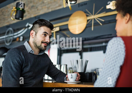 Junge Unternehmer bei Frau im Cafe suchen Stockfoto