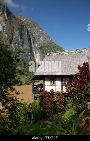 Holzbungalow am Nong Kiau Riverside Guesthouse neben den Nam Ou Fluss, Nong Khiaw, Muang Ngoi Bezirk, Provinz Luang Prabang Laos, Stockfoto