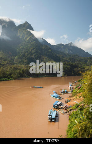 Atemberaubende karst Gipfel neben den Nam Ou Fluss im Dorf Nong Khiaw am Morgen Sonnenschein, Muang Ngoi Bezirk, Provinz Luang Prabang, Nördliche L Stockfoto