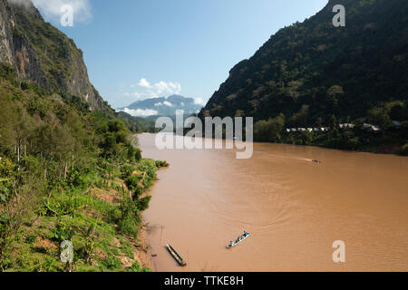 Blick gen Norden des Nam Ou Fluss im Dorf Nong Khiaw am Morgen Sonnenschein, Muang Ngoi Bezirk, Provinz Luang Prabang Laos, L Stockfoto