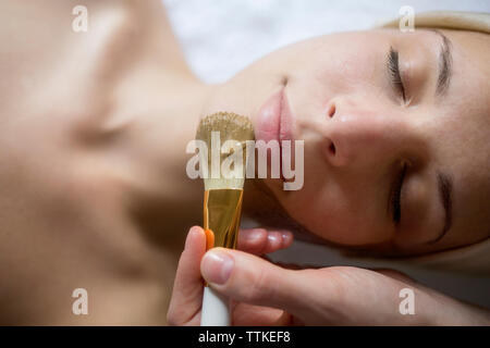 Ansicht von oben von Gesichts Maske im Gesicht der Frau im Wellnessbereich angewendet wird Stockfoto