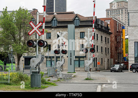 Bahnübergang in der Altstadt von Montreal, Kanada Stockfoto