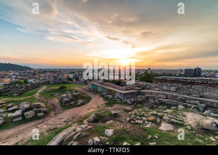 Sommer Sonnenuntergang über der Stadt Plovdiv, Bulgarien. Europäische Kulturhauptstadt 2019 und der älteste lebende Stadt in Europa. Foto von einem der Hügel Stockfoto