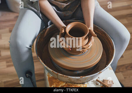 Mittelteil der weiblichen Potter, Topf mit Ton in Werkstatt Stockfoto