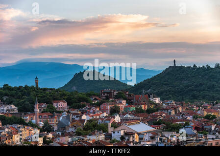 Sommer Sonnenuntergang über der Stadt Plovdiv, Bulgarien. Europäische Kulturhauptstadt 2019 und der älteste lebende Stadt in Europa. Foto von einem der Hügel Stockfoto