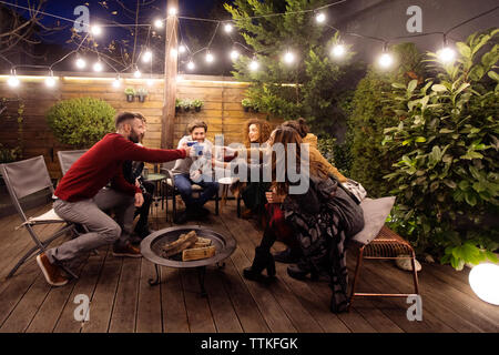 Gerne Freunde toasten Getränke in Party in der Nacht Stockfoto
