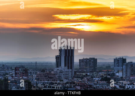 Sommer Sonnenuntergang über der Stadt Plovdiv, Bulgarien. Europäische Kulturhauptstadt 2019 und der älteste lebende Stadt in Europa. Foto von einem der Hügel Stockfoto