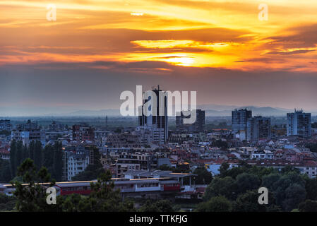 Sommer Sonnenuntergang über der Stadt Plovdiv, Bulgarien. Europäische Kulturhauptstadt 2019 und der älteste lebende Stadt in Europa. Foto von einem der Hügel Stockfoto