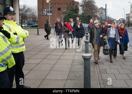 Willesden Magistrates' Court, London, UK. 18. Januar, 2016. Die demonstranten Stadium eine Rallye außerhalb Willesden Magistrates' Court im Norden von London. Der Dämon Stockfoto