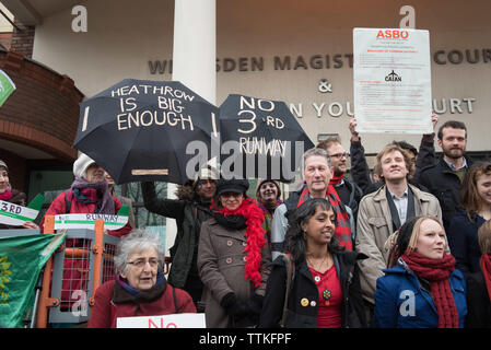 Willesden Magistrates' Court, London, UK. 18. Januar, 2016. Die demonstranten Stadium eine Rallye außerhalb Willesden Magistrates' Court im Norden von London. Der Dämon Stockfoto