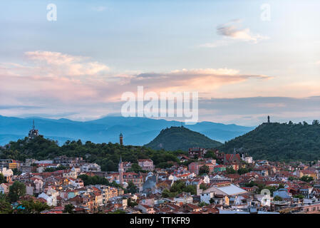 Sommer Sonnenuntergang über der Stadt Plovdiv, Bulgarien. Europäische Kulturhauptstadt 2019 und der älteste lebende Stadt in Europa. Foto von einem der Hügel Stockfoto